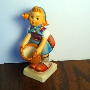 Hummel Little Helper 73 signed